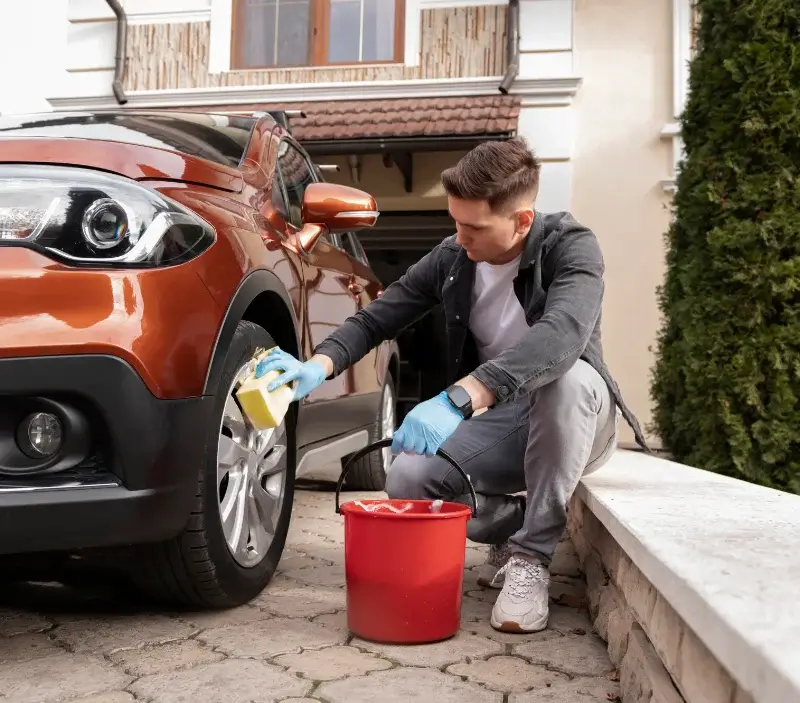 Lavage auto à domicile Chalmazel-Jeansagnière : professionnel intervenant sur un véhicule